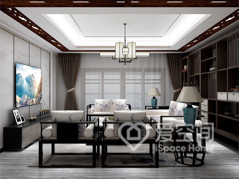 客廳以收納柜為為墻面，搭配中式家具裝飾，展現出簡而美的空間。