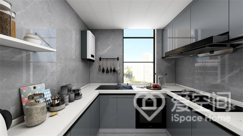 厨房动线流畅，白色工作台与墙面搁台提升了层次感，也成为空间显眼的颜色。