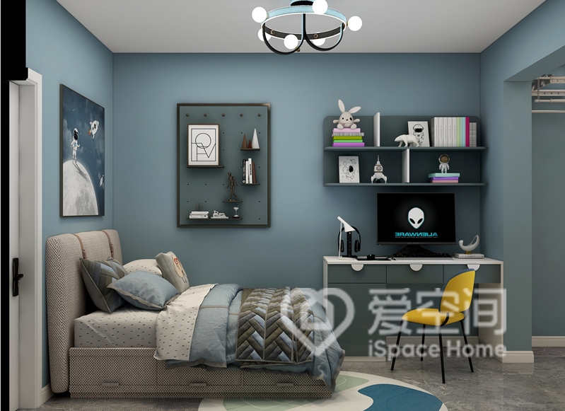 男孩房層次分明，裝飾元素增加了空間活力，藍色調營造出干凈整潔的空間氛圍。