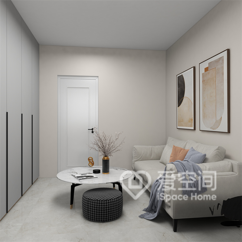 客廳私密性較好，灰白色的布藝沙發呼應現代風格，凸顯居家美學。