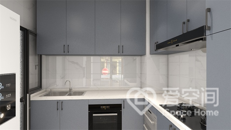 霧霾藍櫥柜的融入，讓簡潔的廚房空間顯得十分富足，迎合了現代空間的主題。