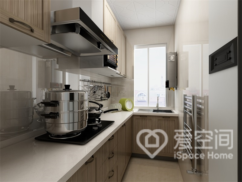 厨房选择了潮流的U型设计，为了增加厨房储物的功能，厨房内部还安装了墙上置物架。