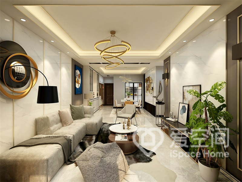 米色空間中搭配大理石背景墻不顯突兀，在燈具的襯托下客廳空間顯得十分優雅。