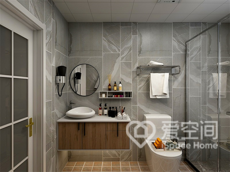 棕色大理石背景色調令衛浴間顯得更加時尚，流暢的動線提升了空間的實用性。