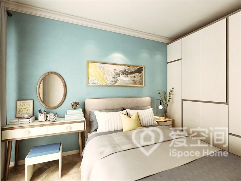 次臥無吊頂設計，淺藍色背景搭配灰色系床品，為空間增添了一些時尚的感覺。