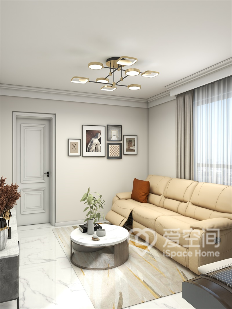 白色作为客厅空间底色，搭配米色沙发，让空间看起来相当舒适自然。