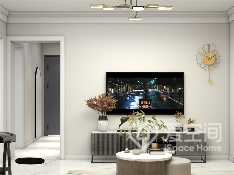 电视机背景墙以涂料为主，搭配地柜和摆件装饰，将一种精致感营造了出来。