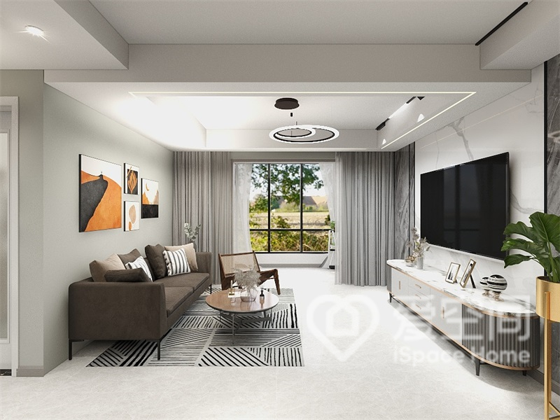 客厅以灰白色为空间背景，简雅自然感不言而喻，装饰画增加了空间的活力氛围。
