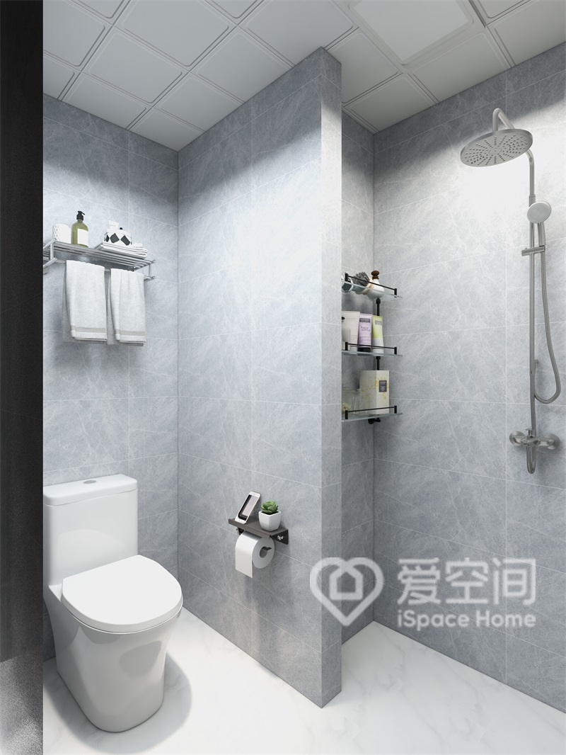 卫浴间配色雅致，洁具经久耐用，半隔断设计给人带来高级感和精致的氛围。