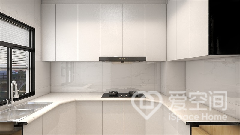 白色櫥柜質感細膩，空間動線規劃有序，呈現出舒適簡單的烹飪環境。