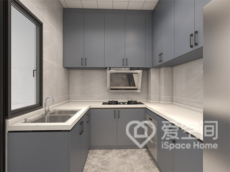 霧霾藍櫥柜與白色工作臺相得益彰，動線規劃有序，呈現出舒適的烹飪環境。
