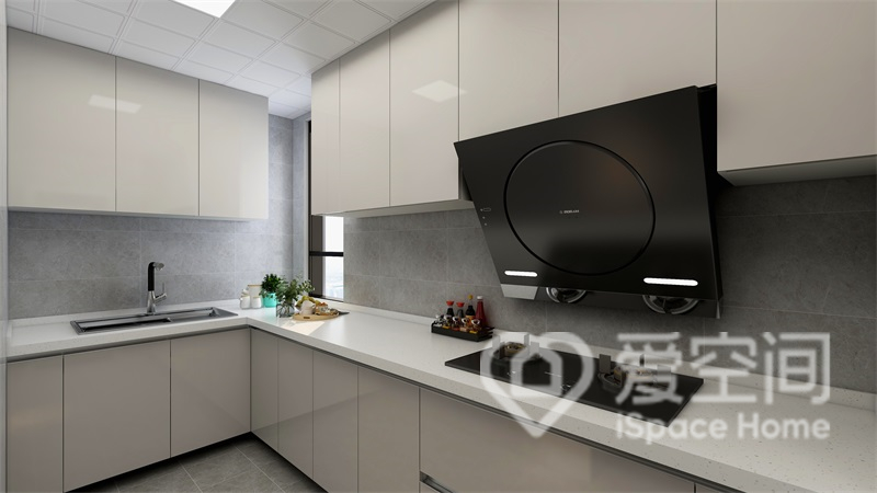 設計師通過疏與密，描繪出廚房空間的大輪廓和小細節，呈現出素雅的空間氛圍。