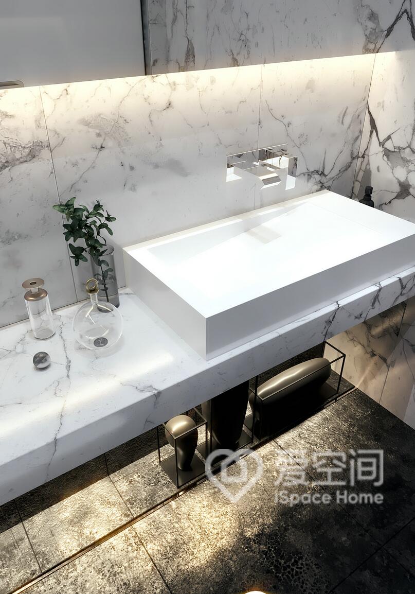 衛浴空間多種元素交織，大理石肌理細膩自然，營造出溫馨舒適的衛浴氛圍。