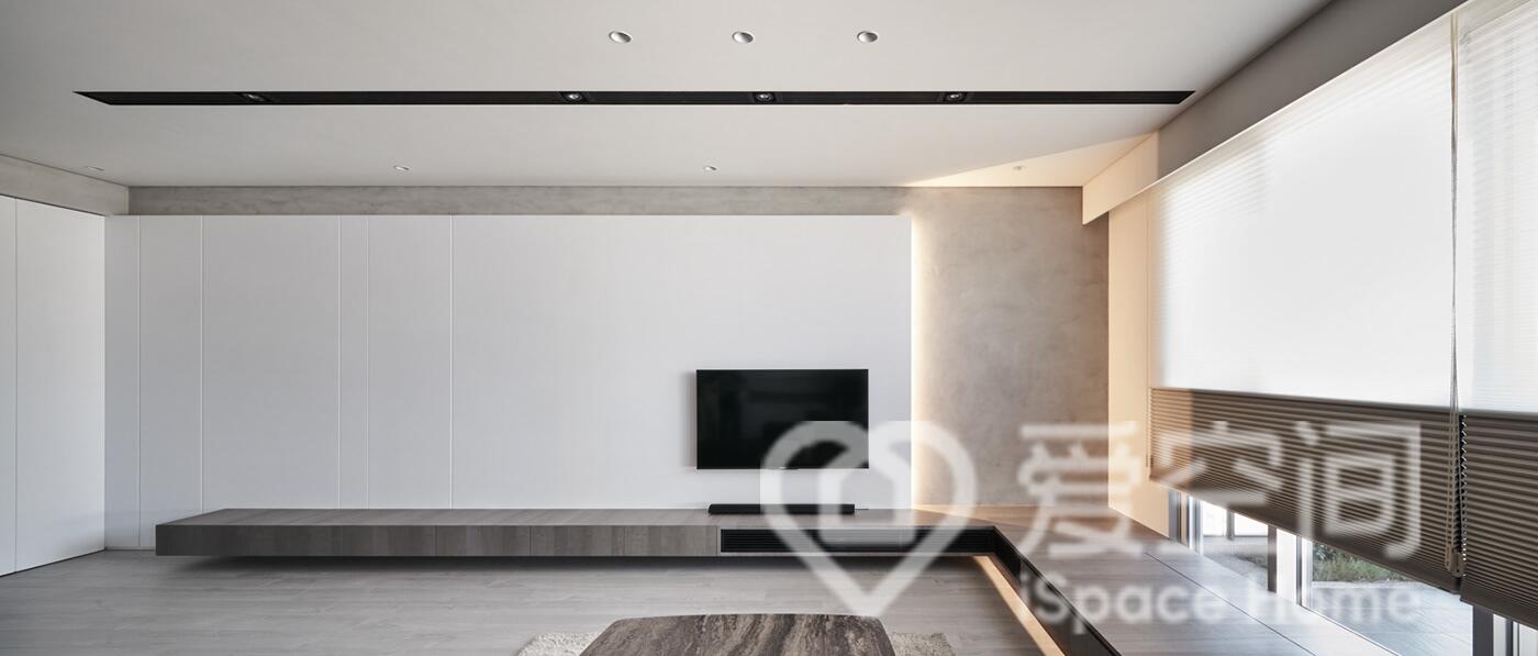 白色电视墙呼应了简约精致的客厅风格，打造出舒适明朗的空间氛围。