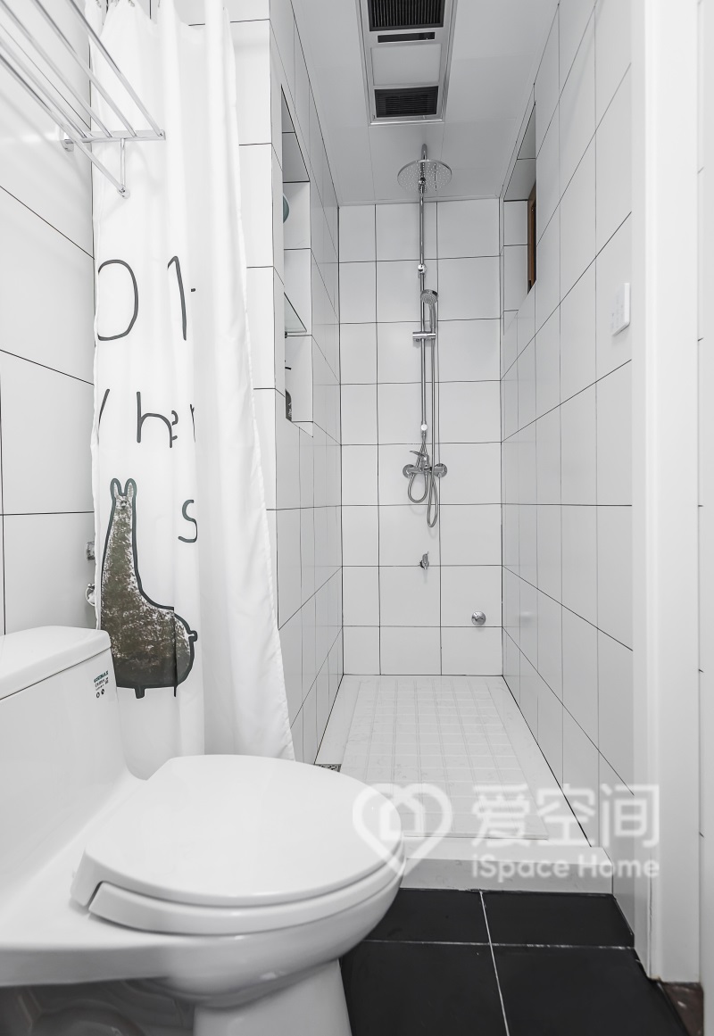 卫浴空间采用明度比较高的白色砖面铺贴，并使用浴帘作为干湿分离。