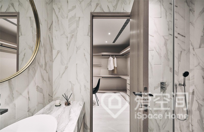 整个卫浴空间采用大理石元素铺贴，在灯光的烘托下，空间充满了时尚清新的气质。