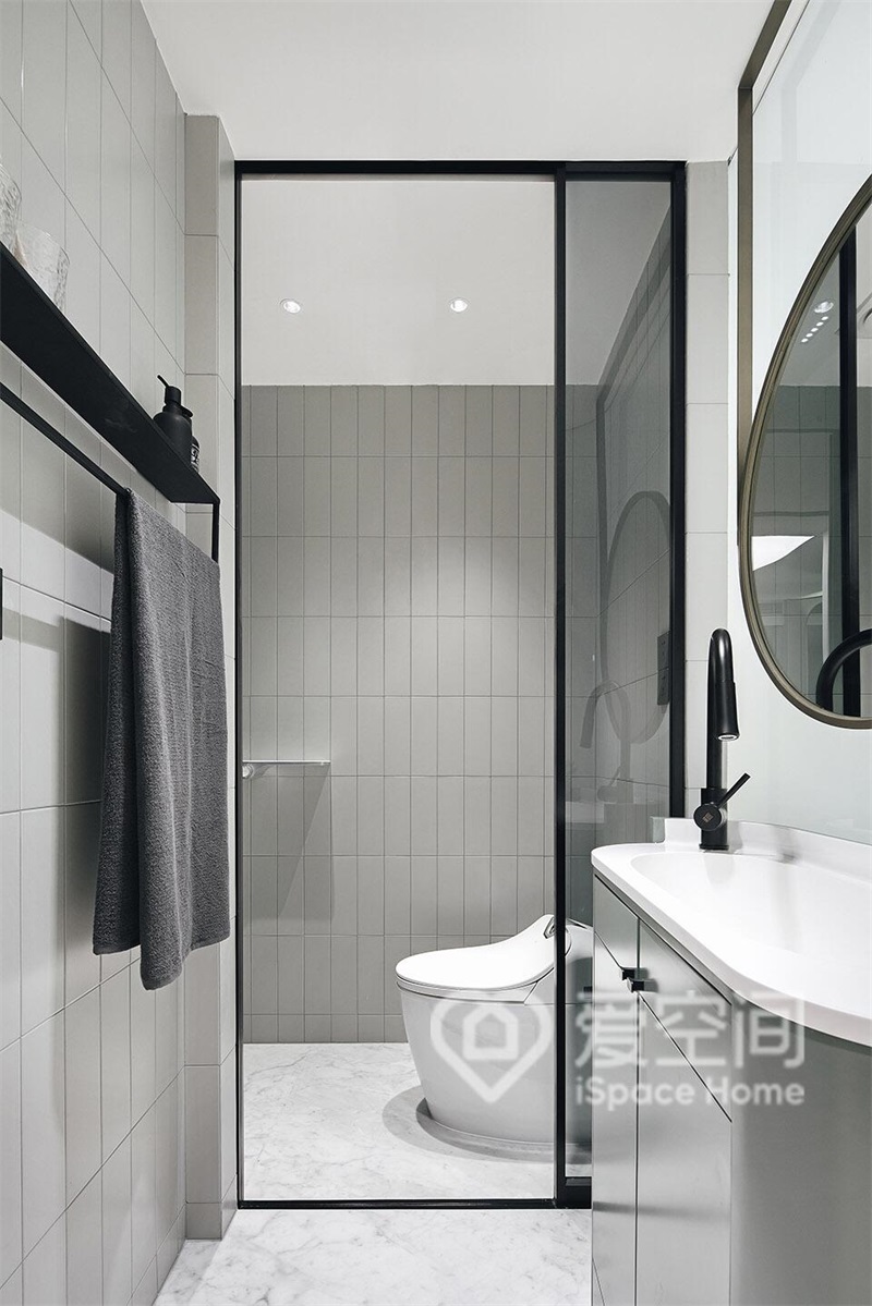 衛浴空間擁有充足的光線，給人明亮的視覺感受，干濕分離增加了空間的層次。