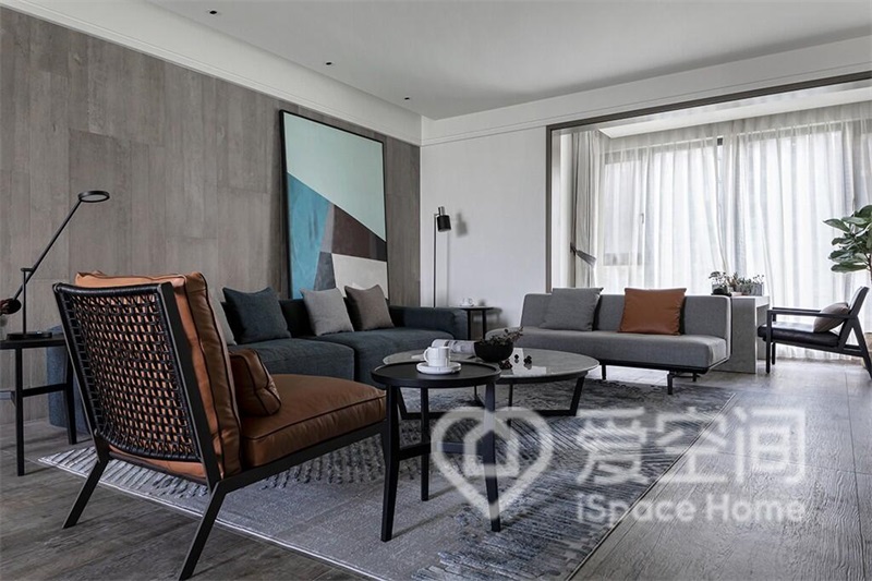 客厅背景大面积用石材来营造美感，布艺沙发也用赋予了空间现代质感。