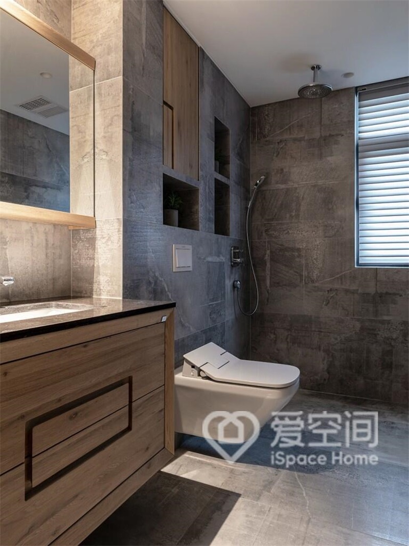衛浴空間以咖色為主，搭配白色潔具，給人一種難以言喻的品質感。