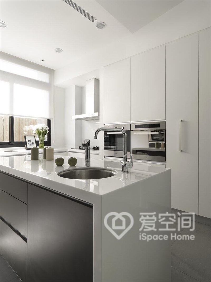 設計師用白色和灰色的明暗對比來塑造廚房空間，令空間充滿了呼吸感。