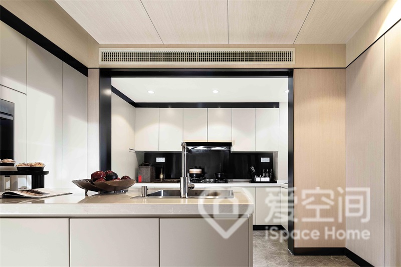 廚房的設計采用簡潔款式，白色櫥柜干凈明朗，空間沒有過多的裝飾，卻讓人看著很舒服。