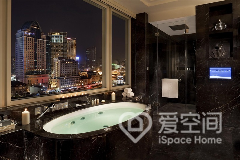 黑色大理石呈現出浪漫的衛浴氛圍，升華生活品質的同時，也令空間變得更加靜謐。
