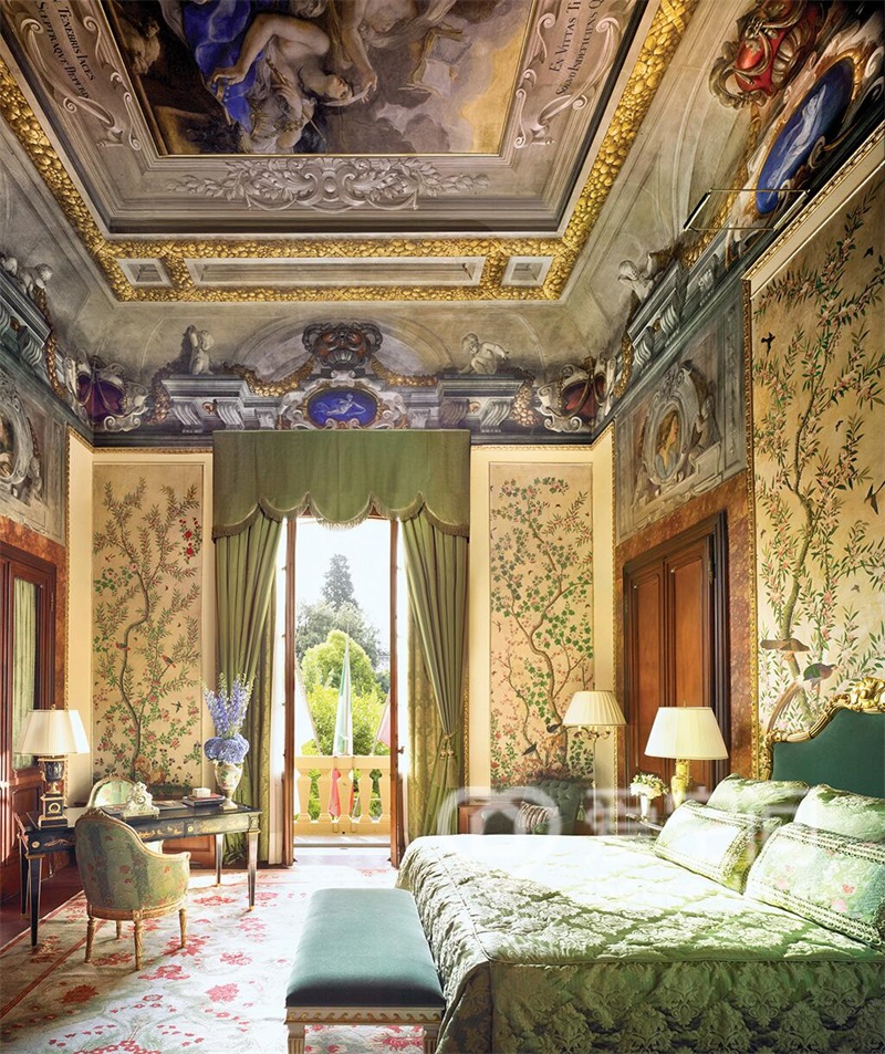主卧设计华丽典雅，顶面和墙面的造型都传达着深邃的欧式历史文化。