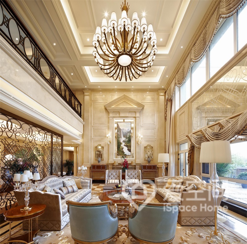 客厅背景设计十分雍容，欧式沙发呈现出华贵的姿态，体现出业主高雅的审美情趣。