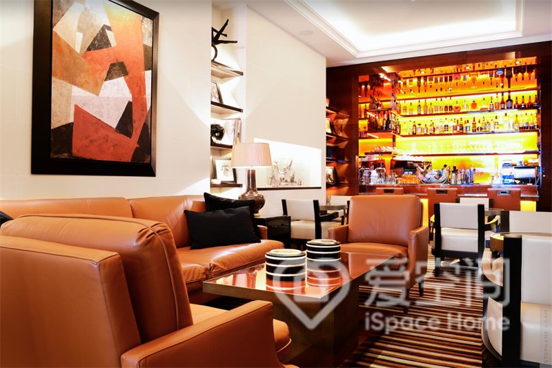 客廳整體色彩搭配以白色和橘色為主，沙發大氣不顯浮夸，背景設計藝術感強。
