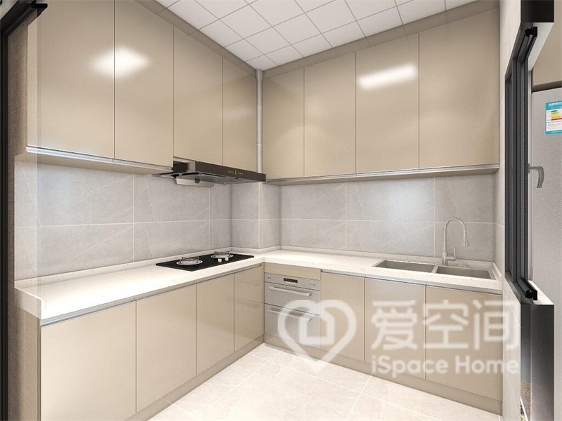 廚房空間設計融入了簡約的米色櫥柜，搭配素雅的大理石磚面，空間散發出溫馨氣息。