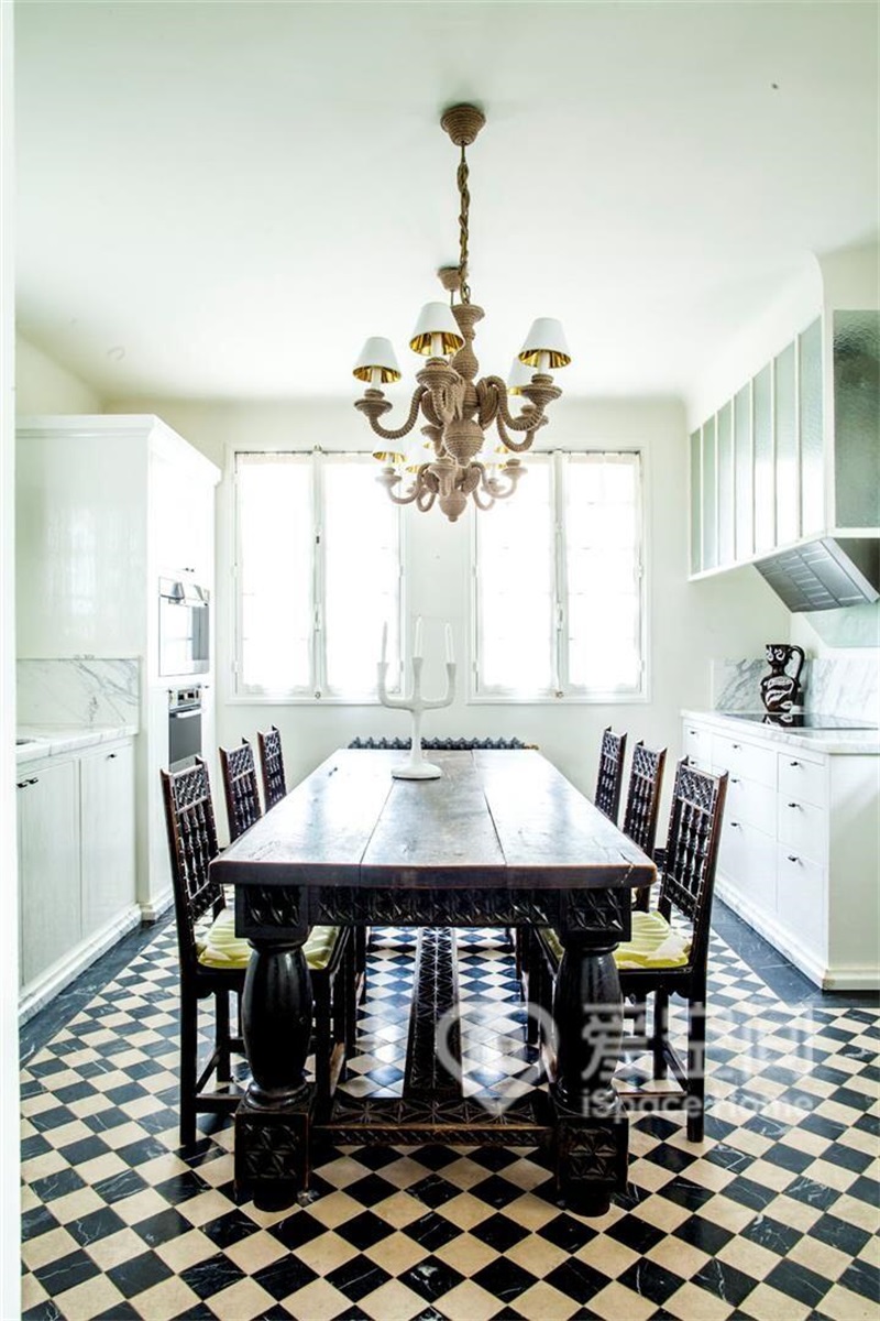 廚房空間寬敞，柔和的奶油色櫥柜，配以木質餐桌椅，營造出平靜的空間質感。