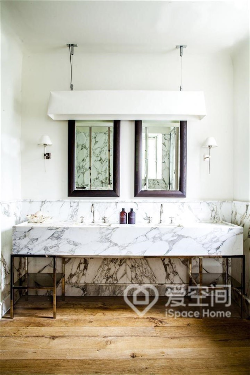 大理石肌理自然細膩，裝飾感強，用來設計為洗手臺，增加了空間的時尚感。