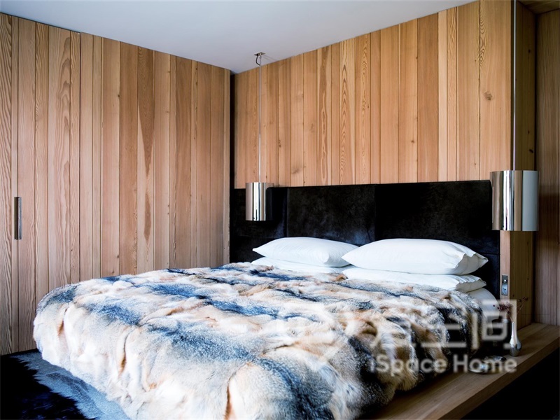 木質背景在視覺上強化了床頭結構的存在，床品古典卻又不失時髦感。