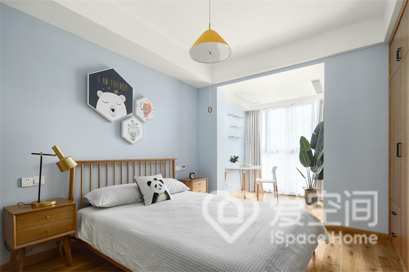 淺藍色背景、白色床品、原木裝飾，都為次臥空間增添了溫馨的色彩。