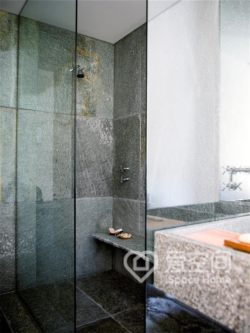 中性色調中，衛浴空間采用干濕分離設計，營造出寧靜而恰到好處的時尚氛圍。