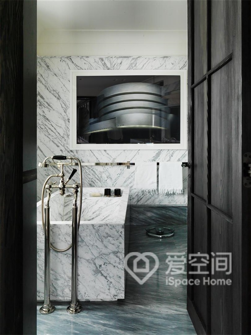 衛浴空間設計感十足，搭配簡約大方的大理石浴缸，古樸自然中又不失優雅氛圍。