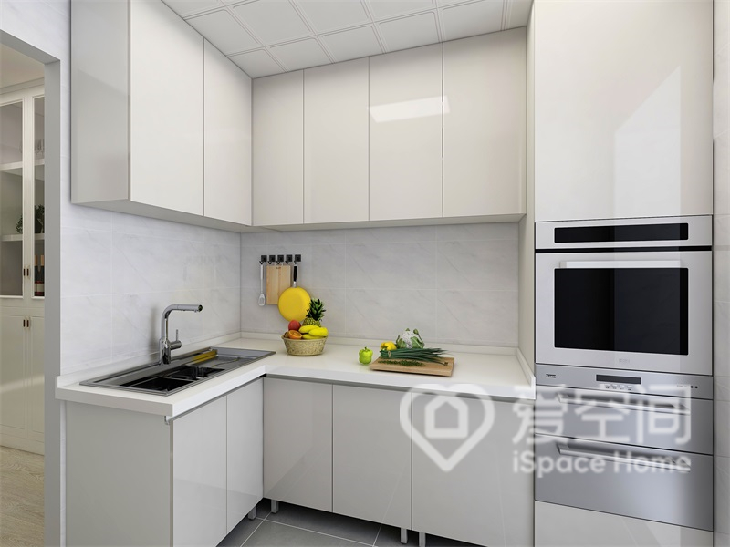 廚房面積不大，簡潔利落的線條豐富了空間的內在層次，塑造出明朗的烹飪空間。