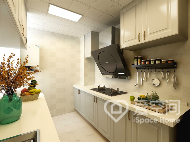 廚房動線規劃有序，定制櫥柜具有整體感，呈現出素雅溫馨的烹飪環境。