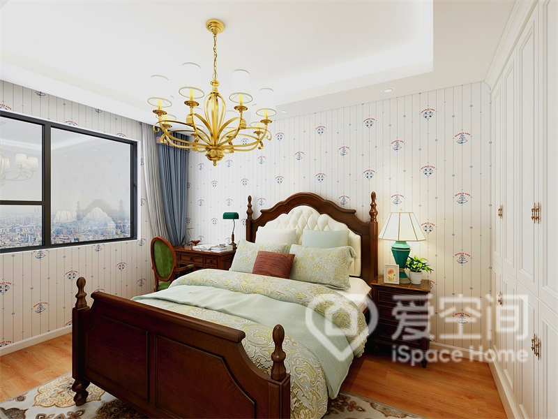 墙纸赋予次卧趣味感，木质双人床配以浅绿色床品，深浅相宜，增加了空间的暖意。