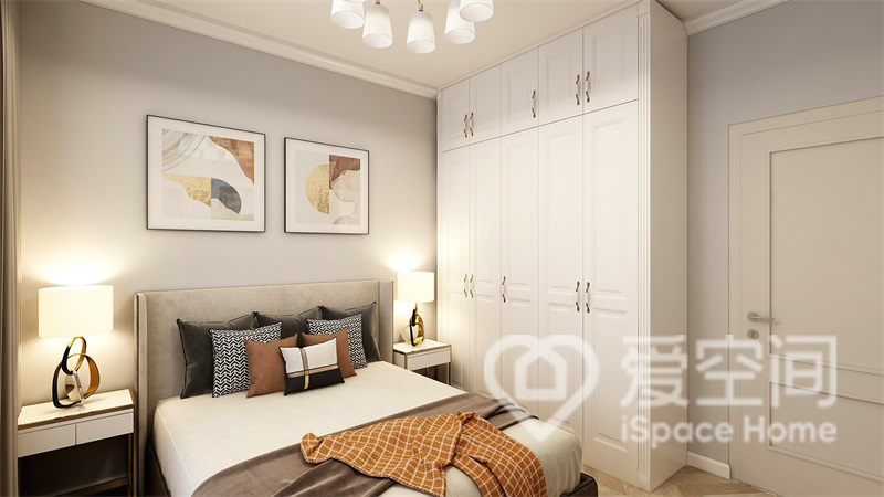 老人房以暖色为主色调，吊灯和床头灯的设计令空间熠熠生辉，成为加分项。