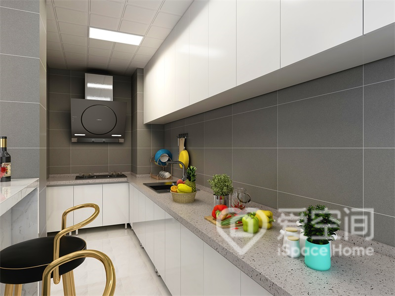 灰色空间中搭配白色橱柜，厨房的视野更为宽阔，空间动线规划舒适。