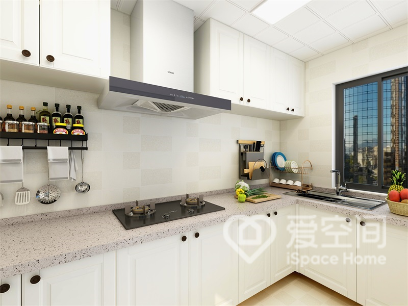 廚房空間采用米白色設計，滿足烹飪功能的同時也營造出大氣的氛圍。
