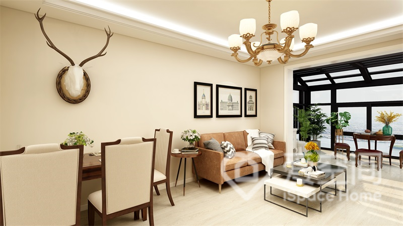 客廳以暖色為主，家具線條簡約流暢，色彩上和諧統一，現代感濃厚。