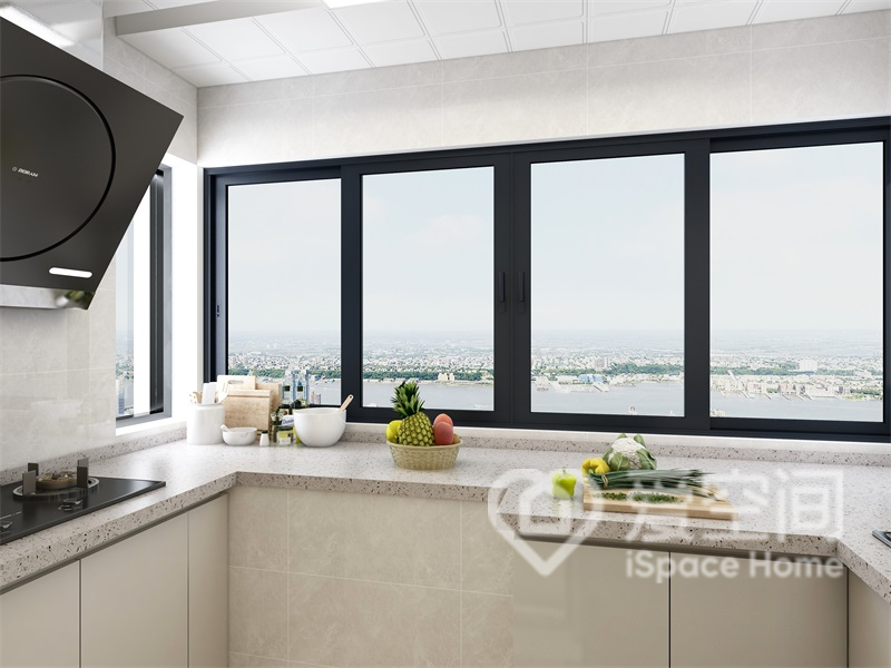 廚房采光較好，櫥柜運用比例的微妙變化，打造出便捷舒適的烹飪空間。