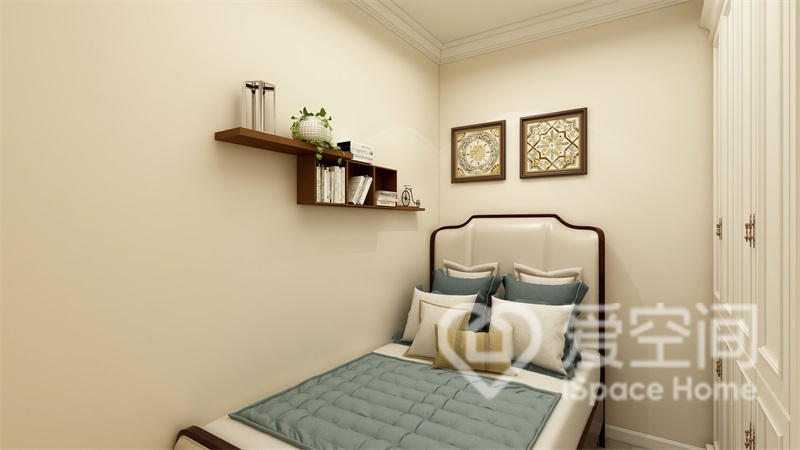 次臥的家具的色彩上偏米色系，搭配木質擱臺設計，空間具有濃厚的精簡感。