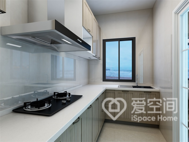 U型的廚房設計能夠讓日常生活更加方便，獨立的窗戶設計，確保烹飪之后的油煙可以及時排出去。