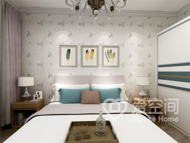 卧室墙面的挂画以及床头柜的灯具，令人感觉到奢华的低调感。