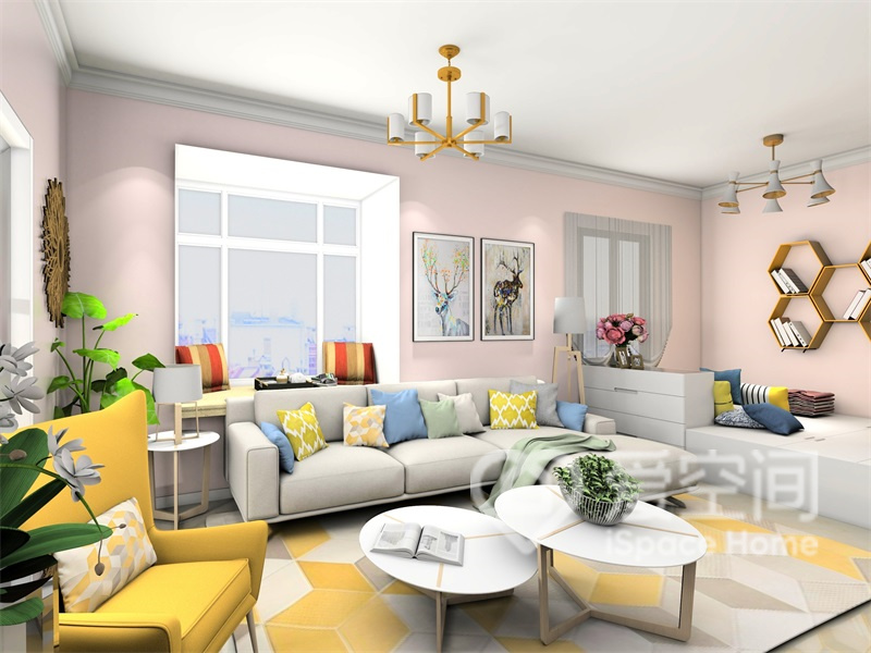 溫暖的粉色墻面令人感覺到客廳很溫馨，鋪地毯的設計使得客廳可以乘坐的區域更大.