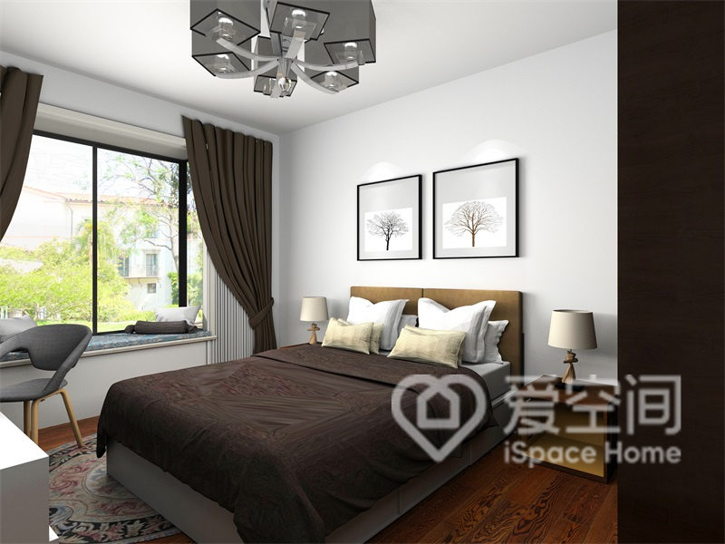 暗沉的色彩搭配凸显了中式的风格设计，卧室内部的小飘窗令时光变得更加悠闲。