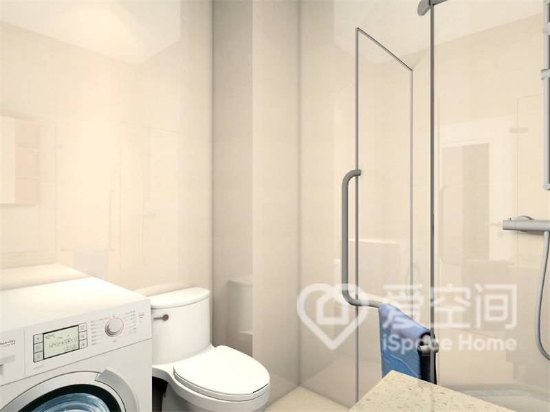 衛生間選擇了玻璃衛浴的設計，有效提升了空間的通透感，避免由于面積不足造成壓迫。